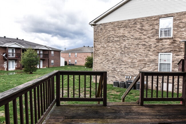 Building Photo - Pet Friendly Town Home by Gate 1!