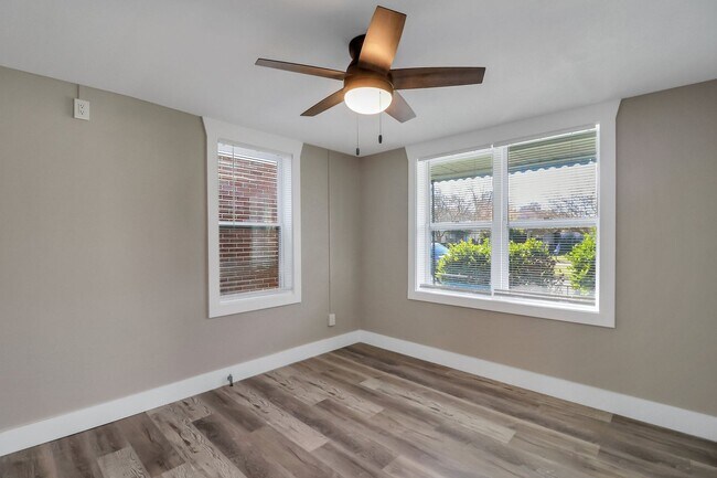 Building Photo - 3 BED | 2 BATH | REAR OFF-STREET PARKING |...