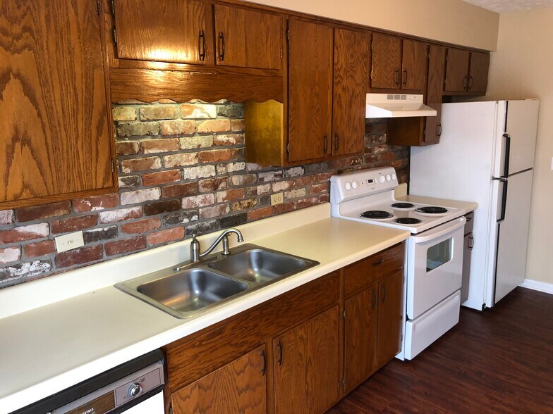 Building Photo - 703 Bethany Court