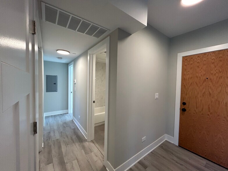 Building Photo - 1131 Oak Ave