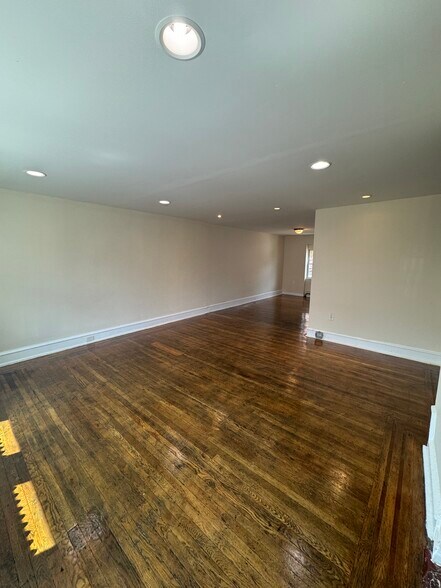 Primary Photo - 327 W Wingohocking St