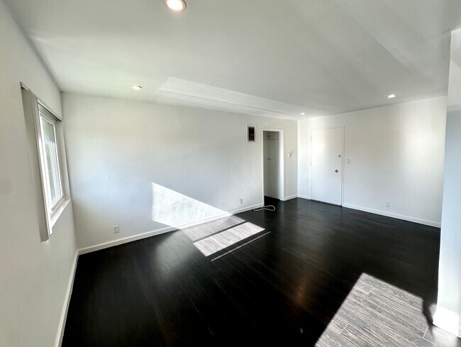 Interior Photo - 3950 Inglewood Blvd
