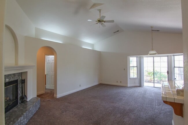 Building Photo - 3 Bedroom Home in Country Heights