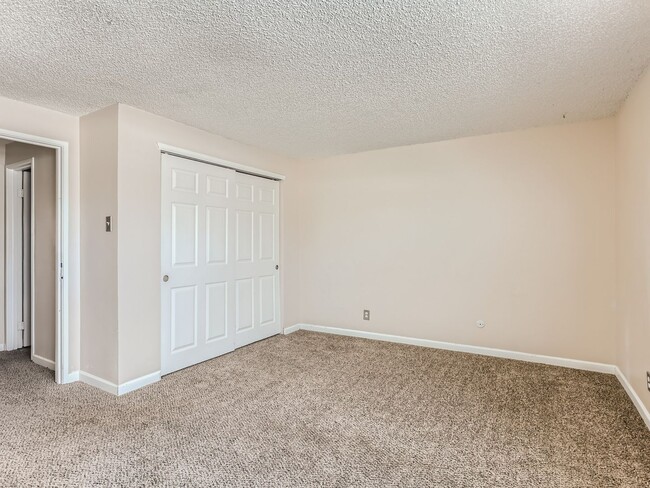 Building Photo - COMING IN MAY!!! Spacious 3 Bedroom 2.5 Ba...