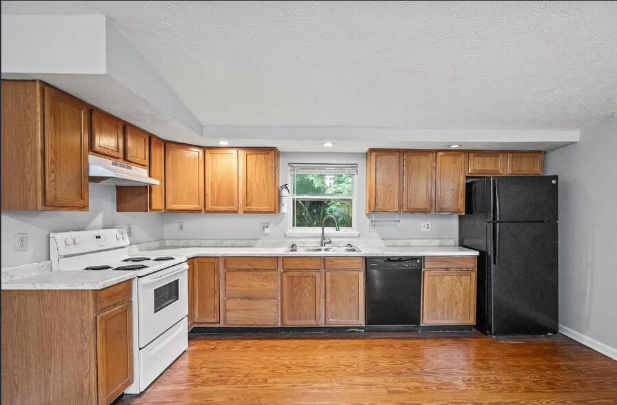 Building Photo - 2226 Ravine St
