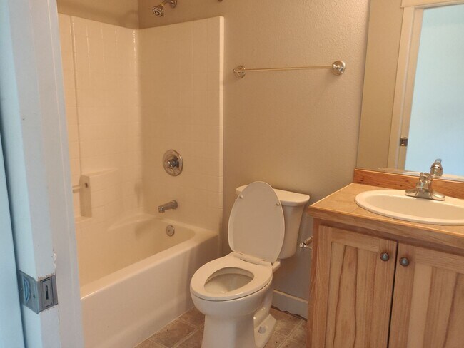 Building Photo - 331 NW Flagline Dr