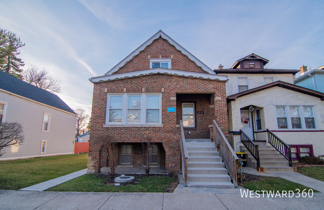 Building Photo - Gut rehabbed attic 1bedroom available Apri...