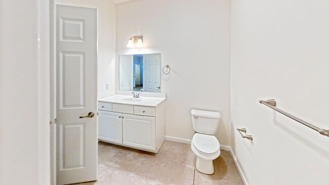 Building Photo - 2 bed, 1 bath apartment with washer and dryer included (85 Griffin Ln #102)