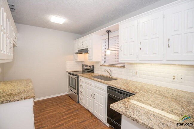 Building Photo - 5917 Hollytree Dr