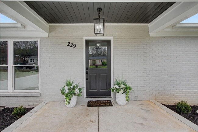 Building Photo - Fully Renovated 3 Bedroom Home for Rent in Franklin, TN Near Downtown Franklin & The Factory