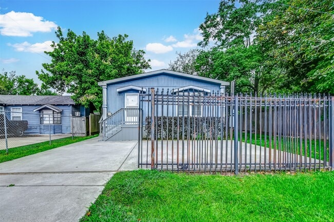 Building Photo - 11313 Delman St