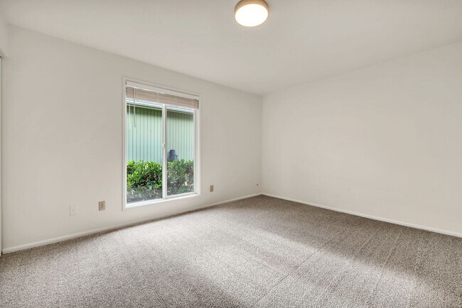 Building Photo - 1628-1628 Madras St SE