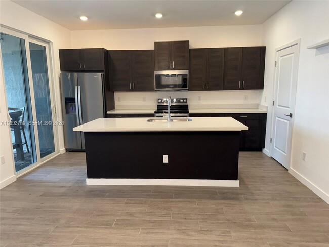 Building Photo - 8694 Via Mar Rosso