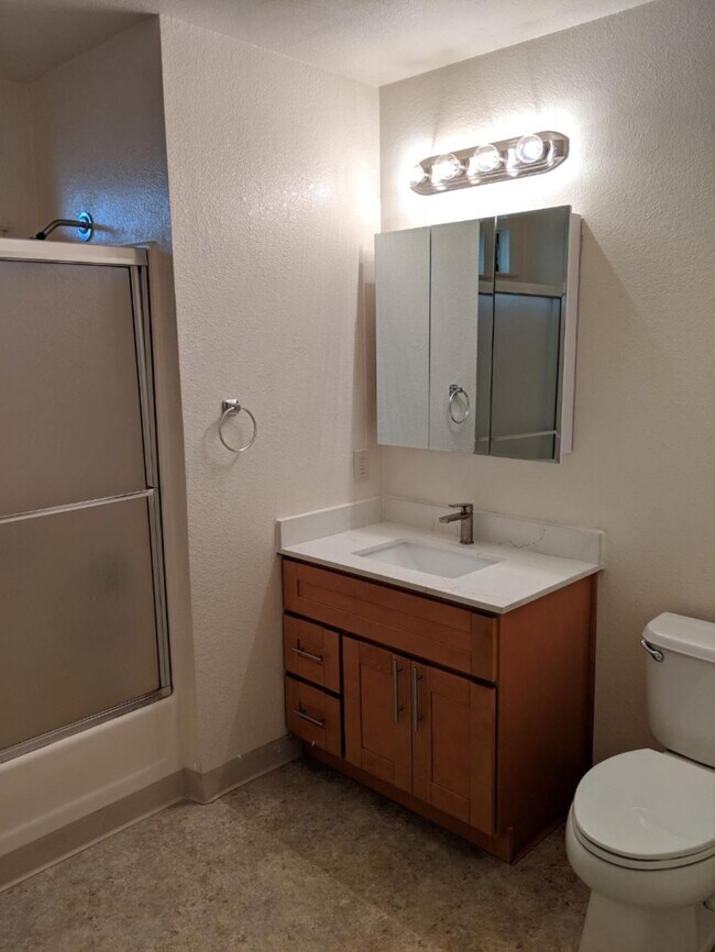 Building Photo - 2124 Santa Ana Dr