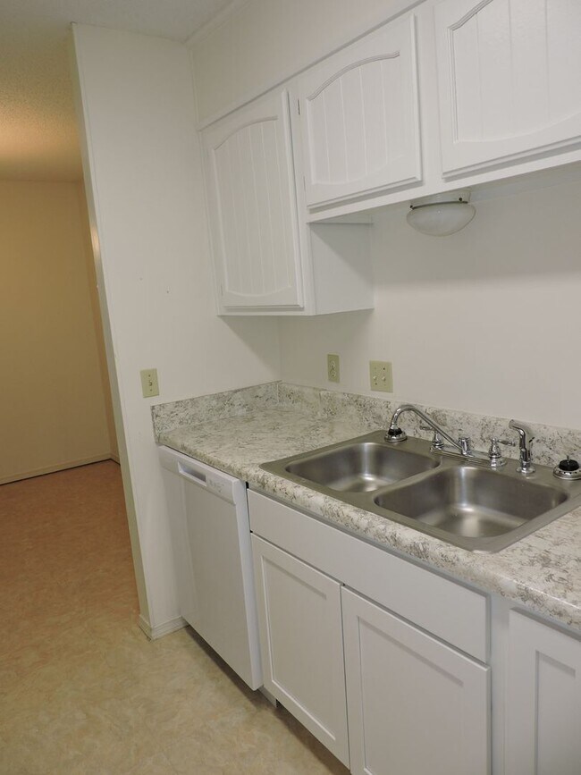 Building Photo - Convenient to schools, beaches, & shopping