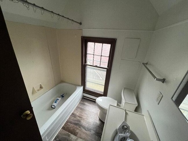 Building Photo - Upper 1 Bedroom Apartment