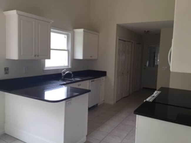 Building Photo - 633 N Hampton Rd