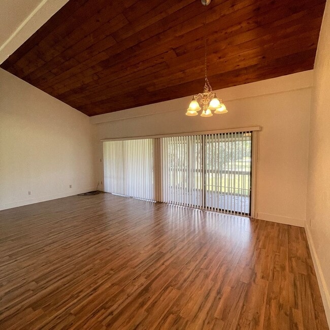 Building Photo - Beautiful 1-Bedroom Condo in the Beautiful...