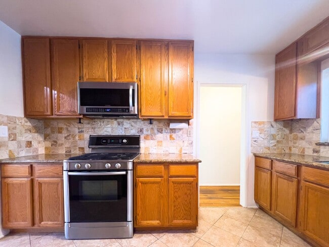 Building Photo - Spacious 3BR Home with Bonus Room in Magno...
