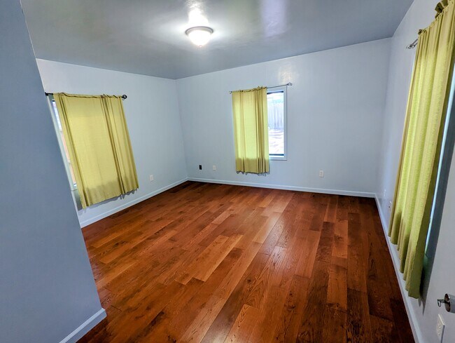 Bedroom 4 (downstairs) - 2337 Vicente St