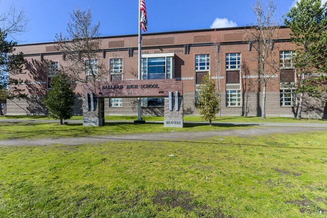 Building Photo - Terrific Townhome