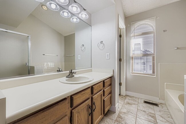 Building Photo - Beautiful 3-Bedroom Home with Open Floor P...