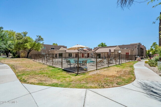 Building Photo - 5525 E Thomas Rd