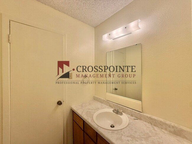 Building Photo - Available! 2 Bedroom 1 Bath Duplex in Longview!