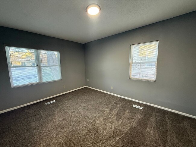 Building Photo - Large 6 Bed Single Family Home in MPLS!