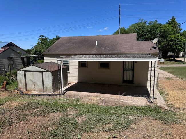 Building Photo - 3222 Selma Ave