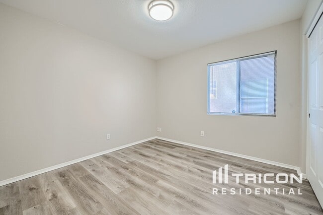 Building Photo - 11208 W Devonshire Ave