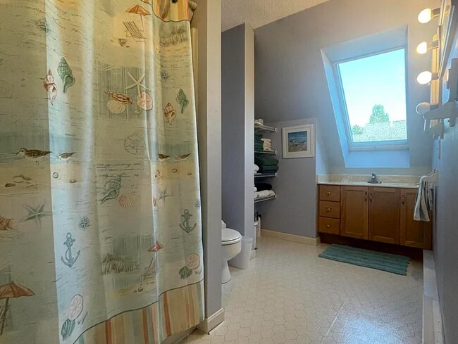 Building Photo - 146 W Grand Ave