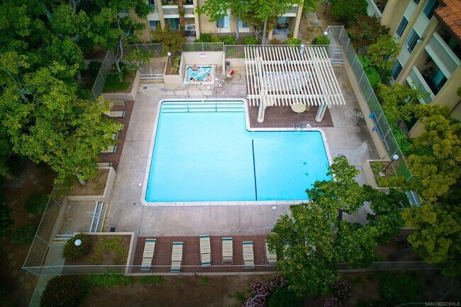 Building Photo - Large 2-bedroom condo at the Plaza Condos in Pacific Beach