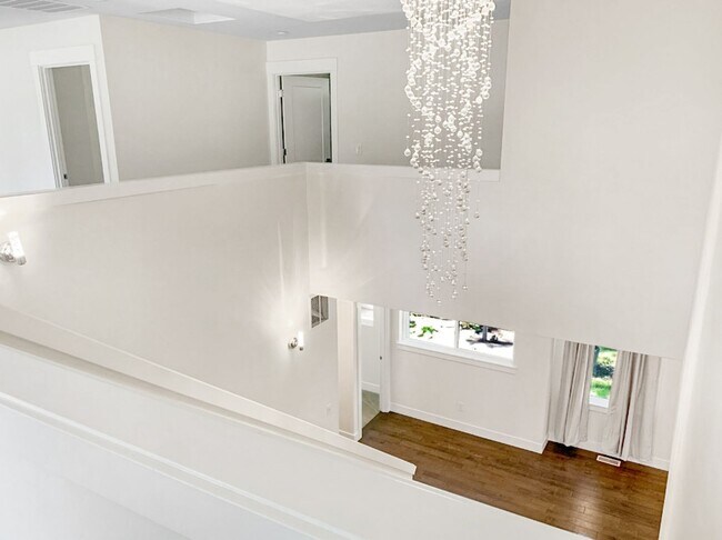 Building Photo - 4Bd/2.5Ba Renton Home