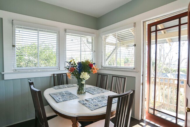 Building Photo - Charming Upper Floor 2 Bed / 1 Bath with Bonus Studio in a Prime Echo Park Location