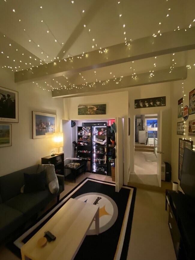 Building Photo - Amazing Shadyside Townhouse with two full bathrooms, off street parking and Central Air!!