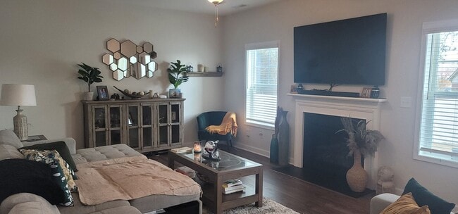Building Photo - Like New- Immaculate 2-Story Home w/ 4 Bedroom 2.5 Bath! Large Lot- Fully Fenced Backyard.