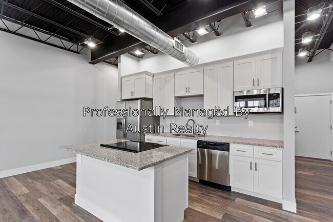 Building Photo - 4650 Hampton Ave