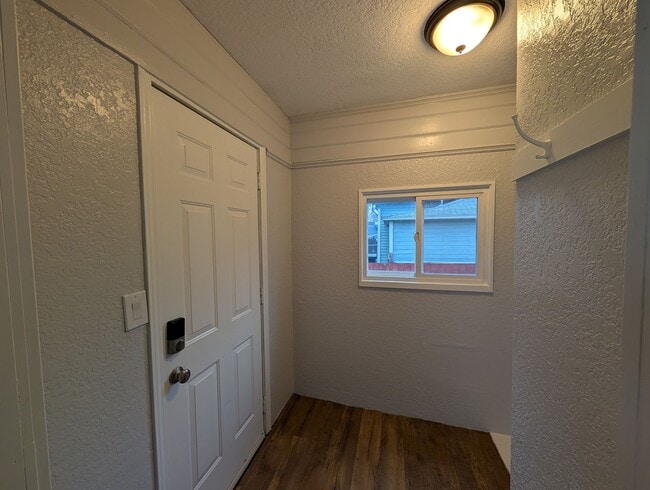 Building Photo - 2 bedroom 1 bath home