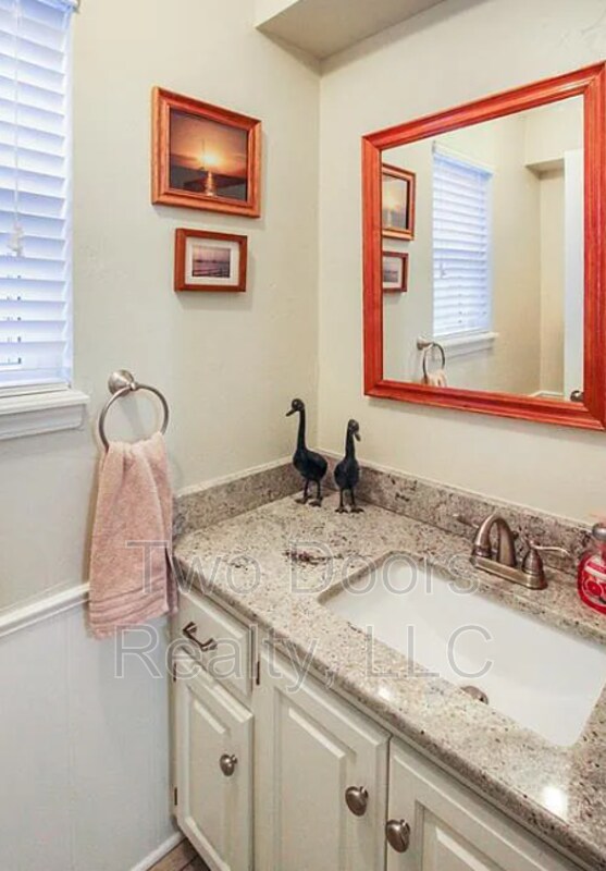 Building Photo - 1213 Woodview Ln