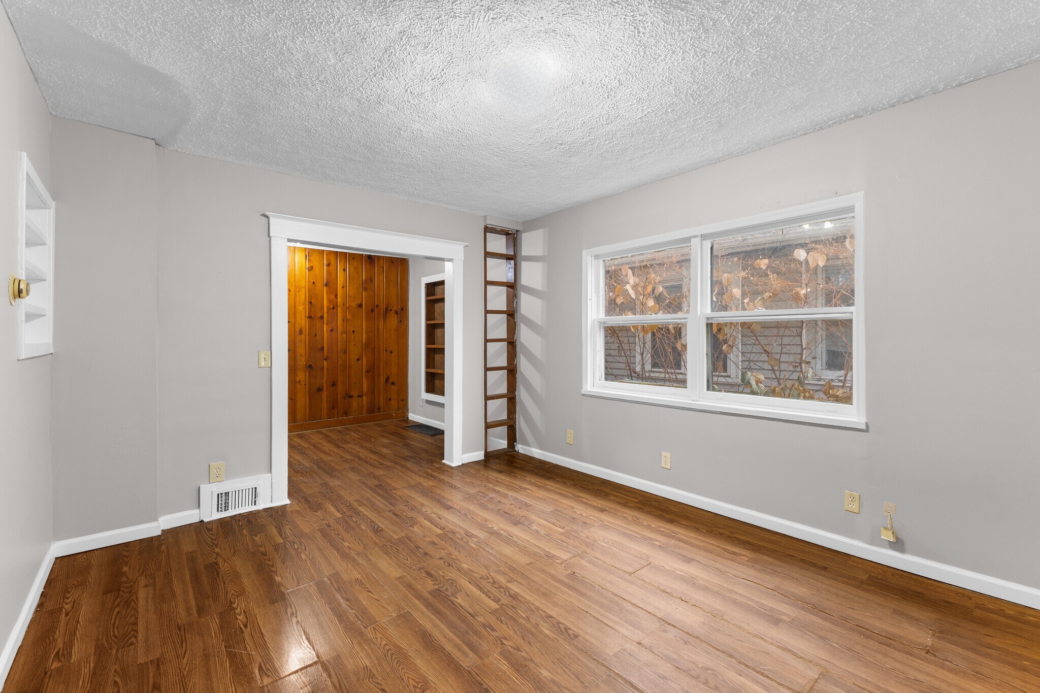 Building Photo - 922 Dakin St