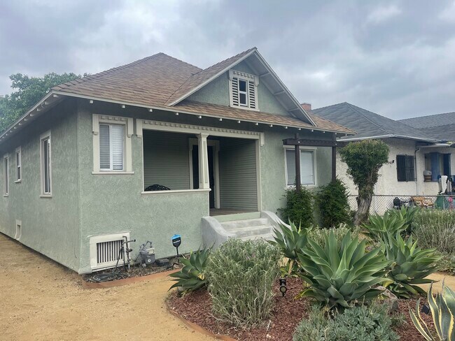 Building Photo - 373 W 47th Pl