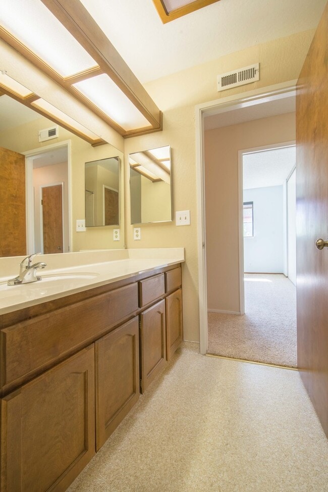 Building Photo - Excellent 3 Bed 2.5 Bath Town Home!