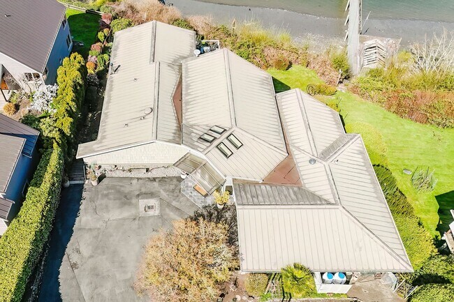 Building Photo - Furnished Bainbridge Island Waterfront Home with Incredible Views