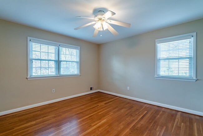 Building Photo - Gorgeous 4 Bed 3 Bath Brick Home In Serene Hollindale