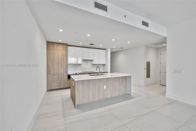 Building Photo - 153 N Seabreeze Blvd