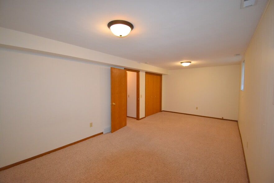 Lower Bed - 6706 Spring Grove Ct