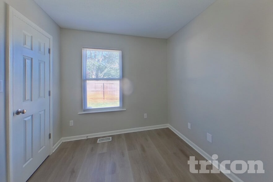 Building Photo - 2425 Saluda Dr