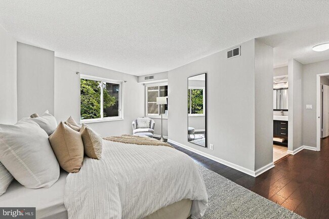 Building Photo - 8350 Greensboro Dr