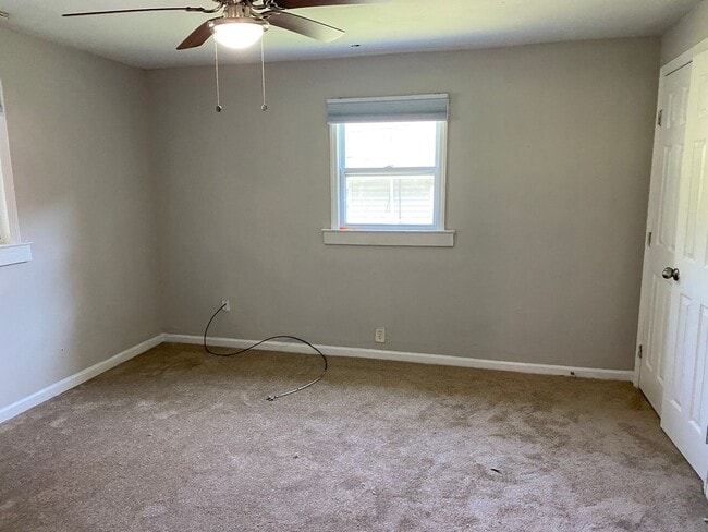 Building Photo - Available to Show **Holiday Move-in Special**$500 off the first full month's rent!